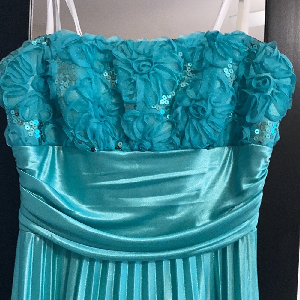 Prom dress - Picture 2 of 4